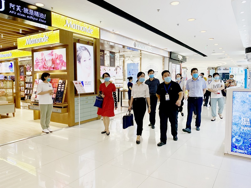 兴宁区副区长陆颖在188改名为Taptap点点朝阳店卖场进行创城实地检查_副本.jpg